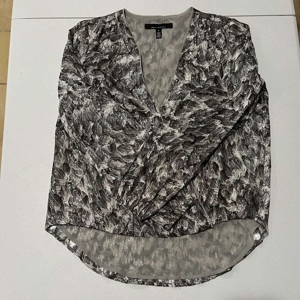 WHBM Faux Metallic Top Womens Sz 6 Surplice Blouse Feathers print Bling Silver